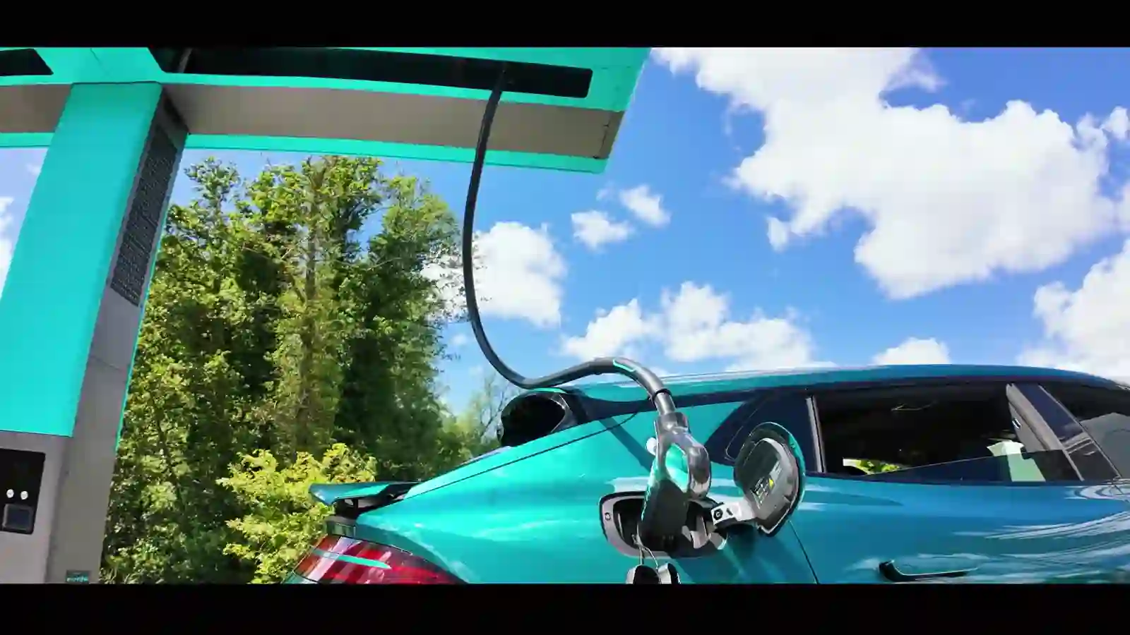 Close-up of the Flash Charging connector plugged into a teal DENZA Z9GT