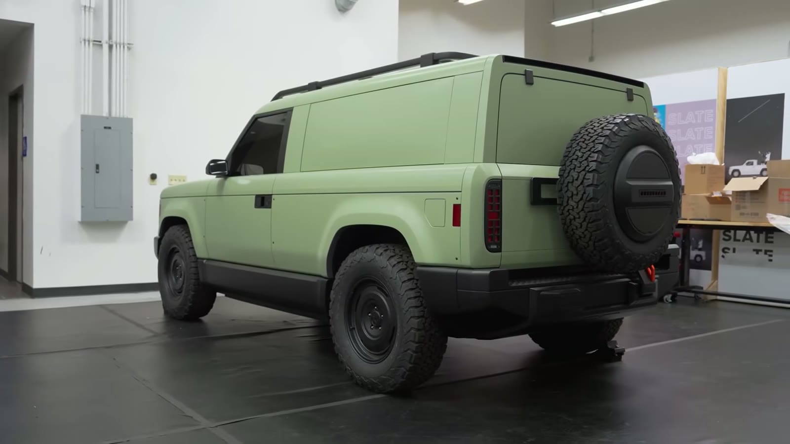 Slate Truck bed and modular frame illustrating the convertible pickup-to-SUV design