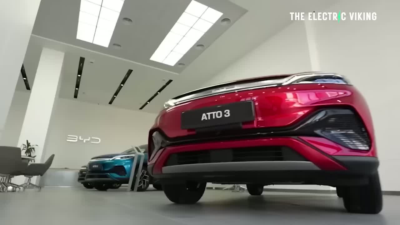 A comparison chart of U.S. and EU tariff rates on Chinese EVs