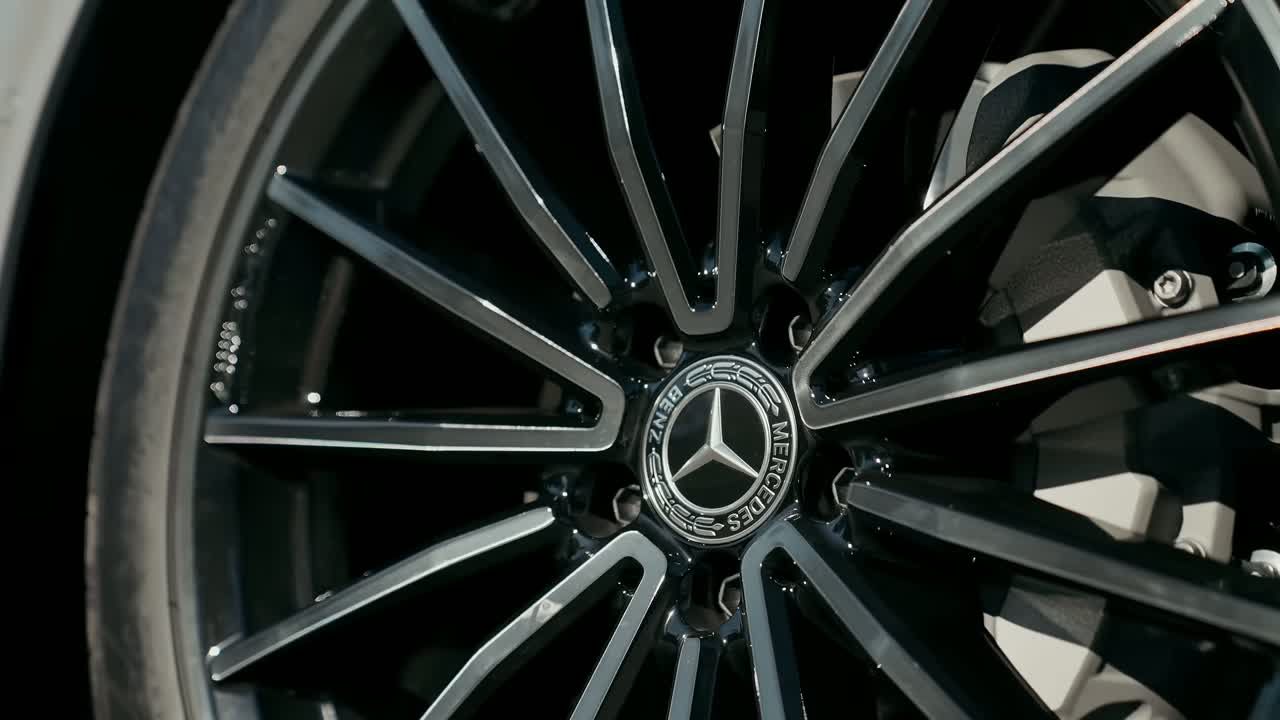 Illuminated grille and light strip of the electric C-Class