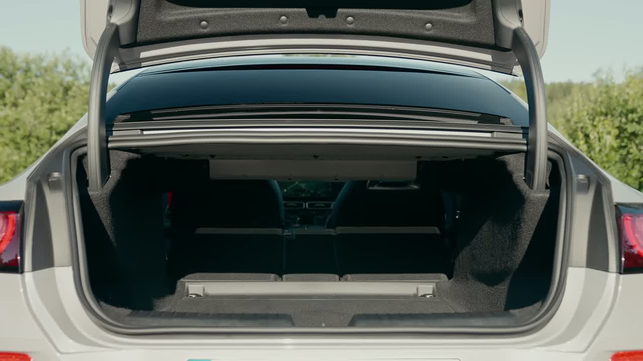 Dashboard-spanning Hyperscreen display