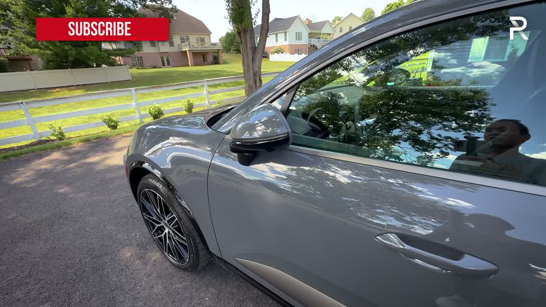 Macan Electric Turbo interior with curved display