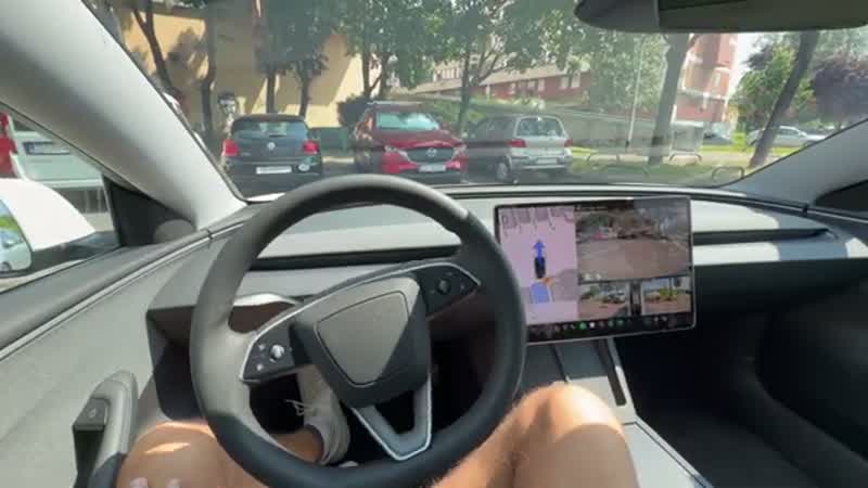 Tesla touchscreen with Autopark start prompt