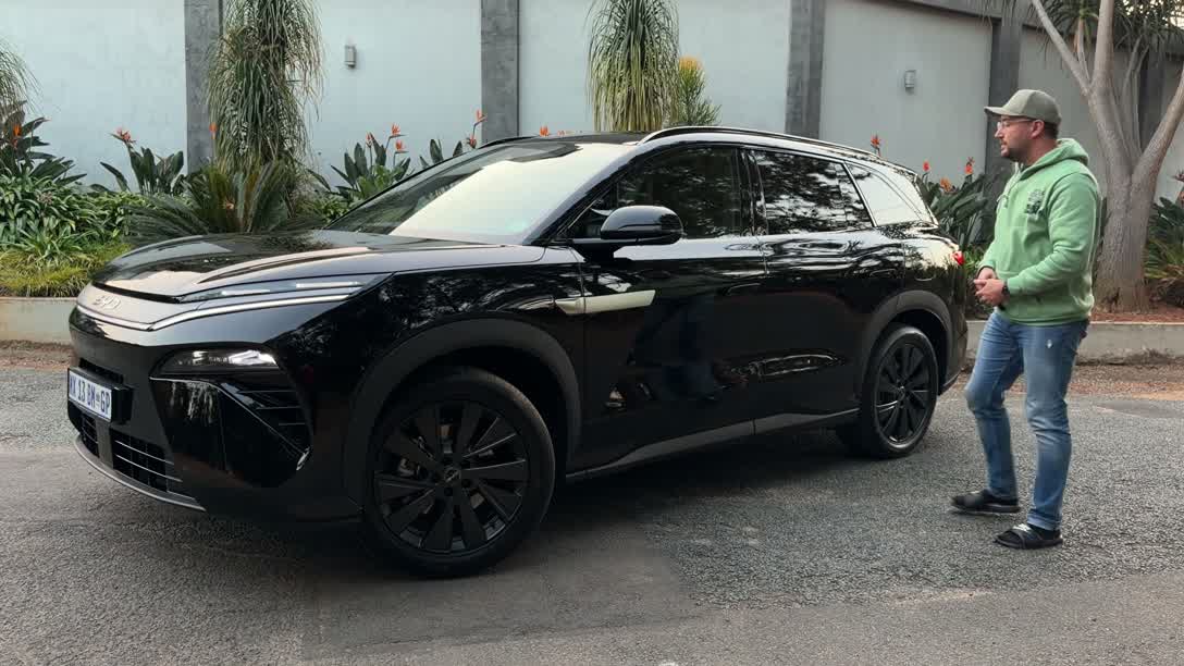 BYD ATTO 8 seven-seat plug-in hybrid SUV exterior front three-quarter view