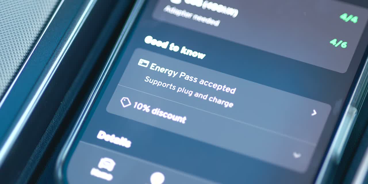 GM app screen showing Energy Pass accepted, Plug & Charge supported, and a 10% discount badge at a charging station.